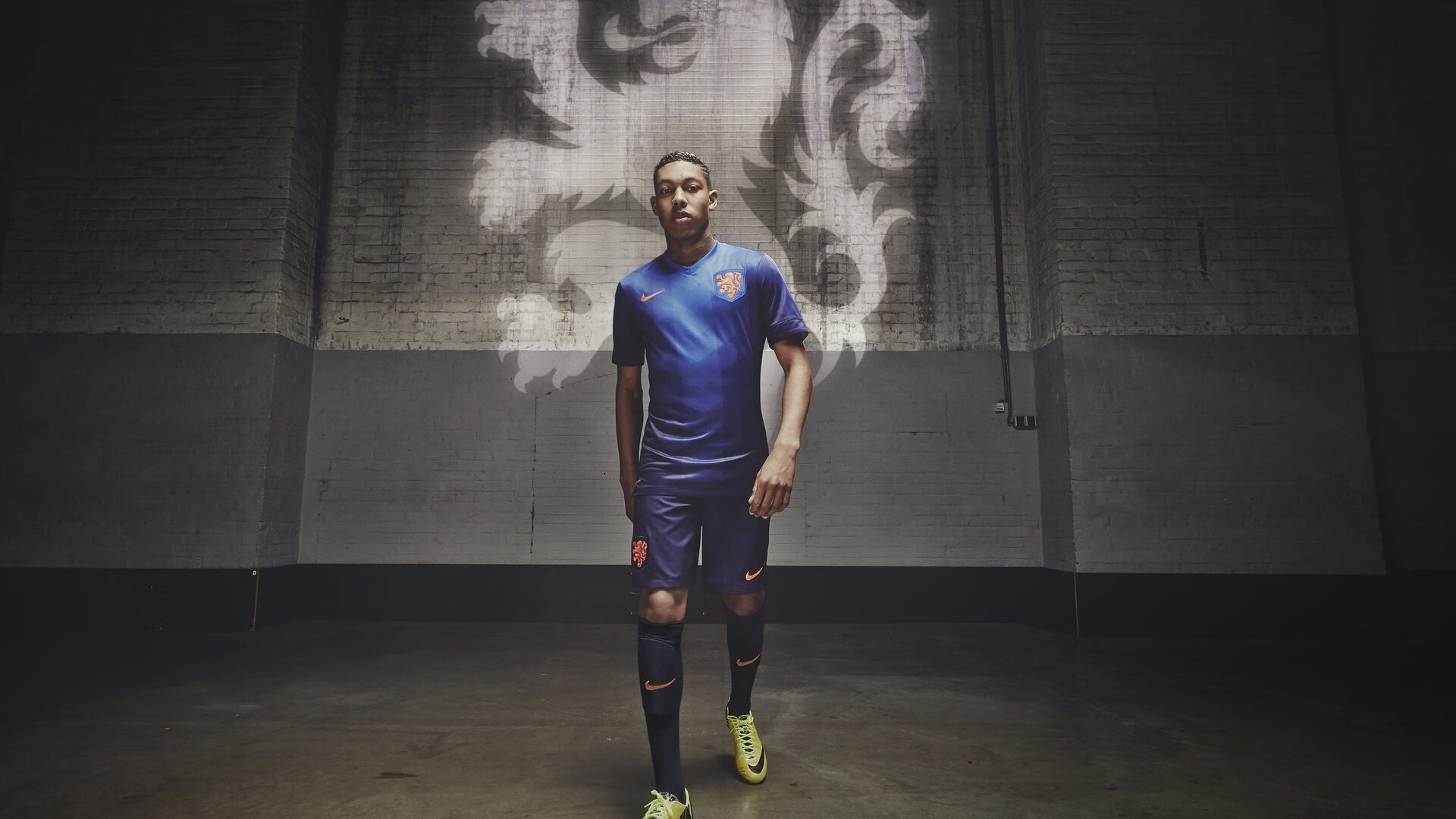 东亚杯国足迎战 球迷现场加油声不断，东亚杯国足大名单